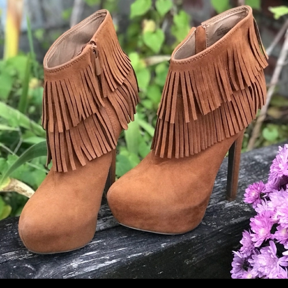 ROUGE Size 6.5 OSCAR faux suede fringe heel